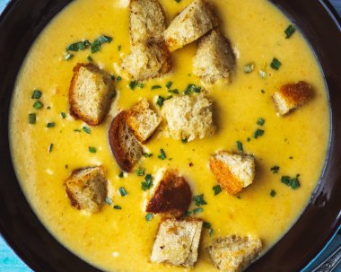 Bir tabak kızarmış kruton ile püre çorbası bir tahta tepsi yakın - yukarı