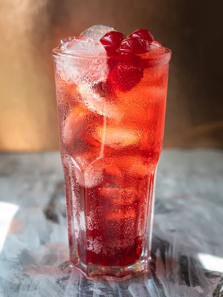 Un verre pour un été chaud. Gros plan sur la limonade cerise avec glace et cerises — Photo