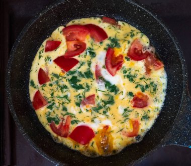 Yağda yumurta ve domatesli yakın plan kahvaltı.