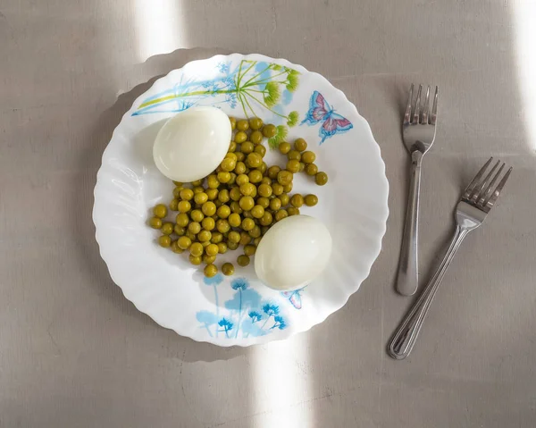Eierontbijt Met Groene Erwten Een Wit Bord Met Een Patroon — Stockfoto