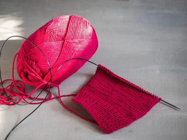 Devoirs Tricot Avec Point Satiné Hexagones Couleur Framboise Écheveau Fil — Photo