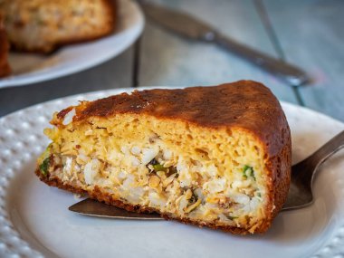 Beyaz seramik tabakta balık ve pirinç keki servisi. Ev yapımı Taze Pişirme