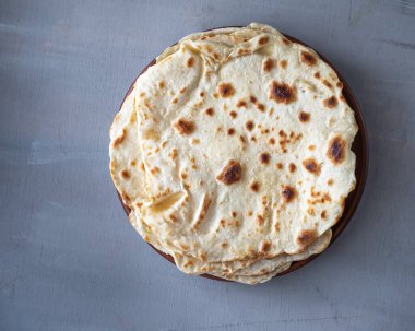 Gri arka planda gevrek ev yapımı basit yuvarlak pastalar.