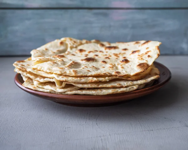 Een zelfgemaakte ui op een bord voor het maken van quesadia — Stockfoto