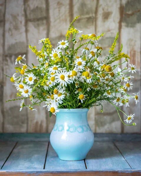 Strauß Gänseblümchen Einer Blauen Vase Auf Einem Einfachen Küchentisch Großaufnahme — Stockfoto