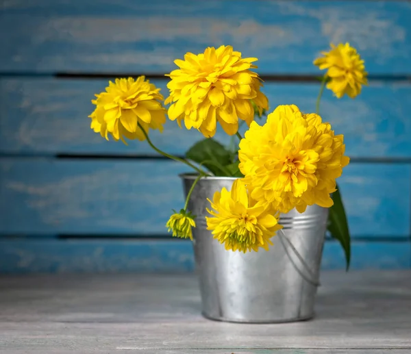 Blumenstrauß Aus Gelben Blumen Goldene Kugel Mit Einem Metalleimer Auf — Stockfoto