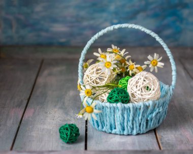 Üzerinde dekoratif saman topları olan mavi bir sepet kırsal bir masada metin için boş alan var.