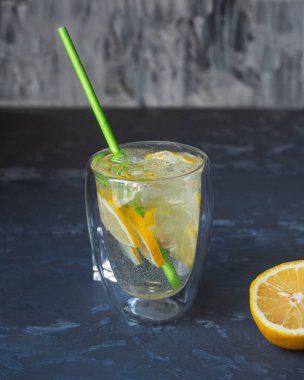 Sıcak bir gün için limonlu maden suyu için. Bardakta limonlu ve yarım limonlu.