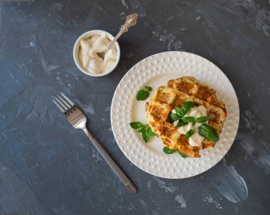 Hafif tabak manzaralı kabak pabuçları ve peynir.