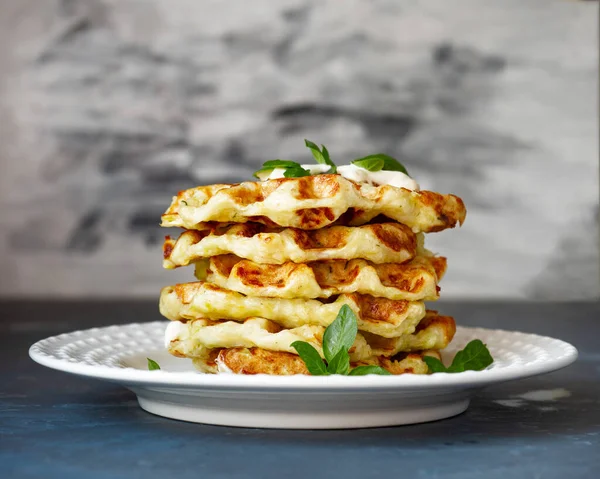 Hafif tabağa peynir eklenmiş bir yığın sebze kabaklı waffle.