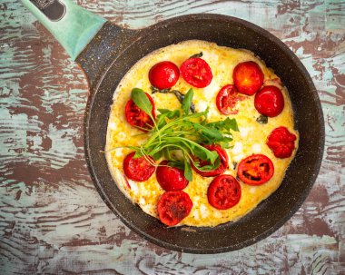 Yumurta ve domatesli, arka plan manzaralı sıcak bir kahvaltı.