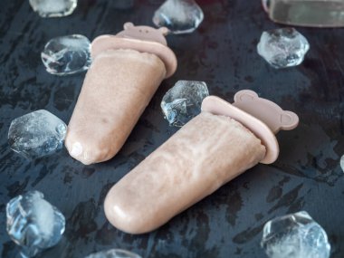 Gri zemin üzerinde ev yapımı muzlu dondurma ve yakın plan dondurma.