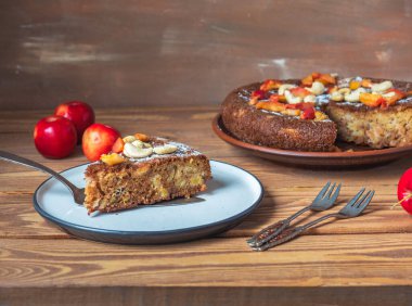 Charlotte elmalı tatlı sülük, bir dilim turta ve bir tabak turta, kırsal ahşap masada olgun bir çiftlik.