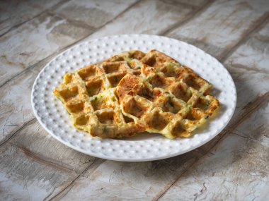 Beyaz tabakta sebzeli waffle. Otlu kabaklı waffle.