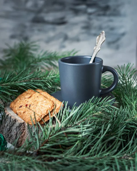 Decoración de Navidad. Té en una taza de cerámica y galletas con cereales y arándanos — Foto de Stock