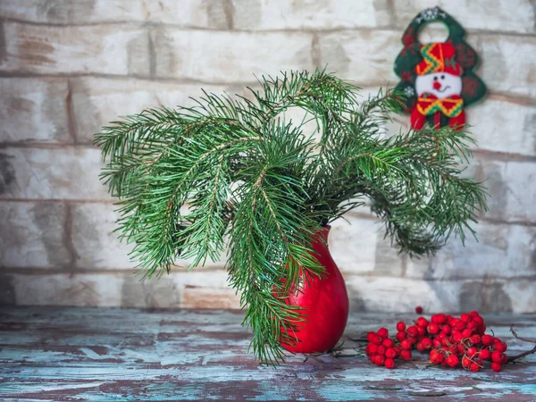 Noel Kırmızı Bir Vazoda Köknar Dalları Noel Baba Bir Noel — Stok fotoğraf