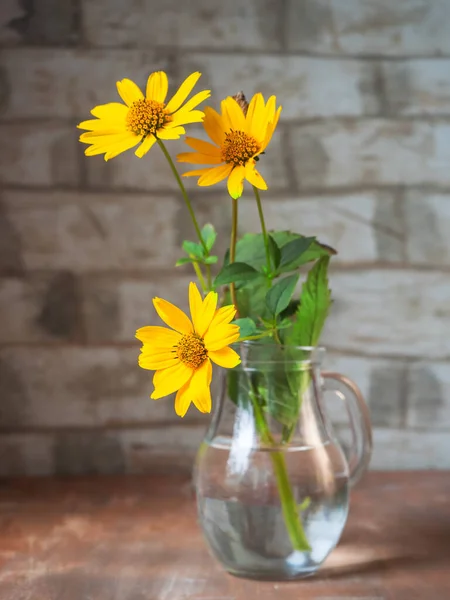 Blumenstrauß Aus Gelbem Rudebekia Einer Glaskanne Auf Einem Holztisch Rutik — Stockfoto