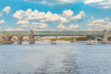Görünümü yaz, kentsel Moskova cityscape Moskova Nehri ve Andreyevsky Köprüsü