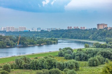 Moskova Nehri ve Park Kolomenskoye görünümünü fırtına öncesi sessizlik