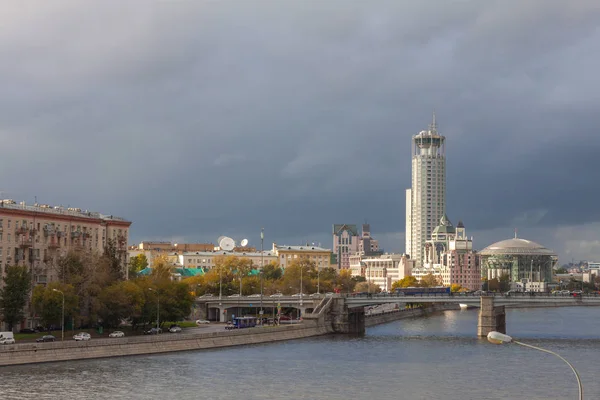 View Derbenevskaya Shluzovaya Embankments Novospassky Bridge Autumn Storm Urban Landscape — Stock Photo, Image