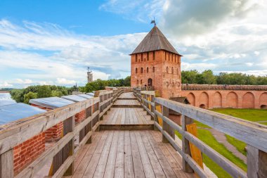 Novgorod Kremlin, Fedorovskaya kulesi, Veliky Novgorod, Rusya'nın duvarı boyunca yürüyün