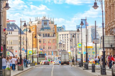 Myasnitskaya caddesinden Lubyanskaya meydanına manzara, hareketli yaz şehir manzarası, Moskova, Rusya