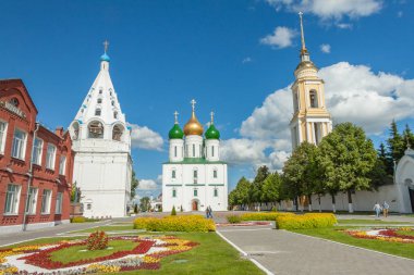 Kolomna Kremlin Merkezi meydanda Uspensky Katedrali, çan kulesi ve okul yaz aylarında