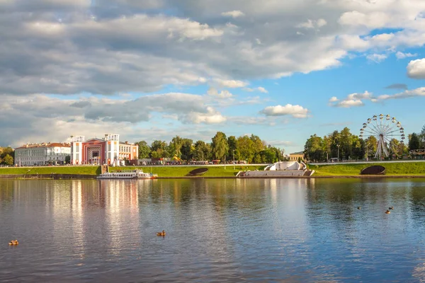 Promenade Michail Yaroslavic Tver Rússia Vista Margem Oposta Rio Volga — Fotografia de Stock