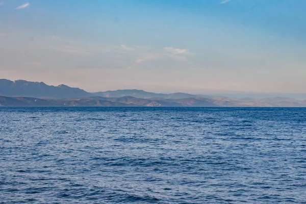 Denizde alacakaranlık, uzaktadağlar. Kırım'ın güney kıyıları, Aluşta