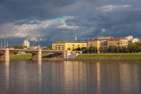 Ryssland Tver Stepana Razina Embankment Novovolzhsky Bro Över Floden Volga Royaltyfria Stockfoton