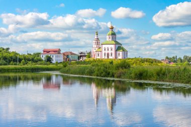 Suzdal, Rusya'da Kamenka nehri kıyısında Il'inskaya kilisesi. Yaz görünümü