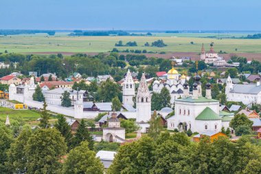 Pokrovsky katedrali, çan kulesinden manzara, Suzdal, Rusya. Yukarıdan eski şehir görünümü