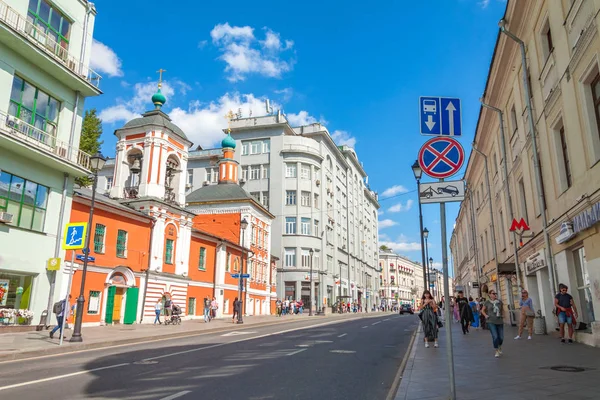 俄罗斯 莫斯科 夏日的马罗塞卡街 莫斯科市中心 明亮的城市景观 免版税图库照片