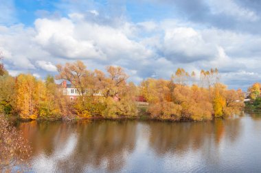 Büyük Ostafievsky göleti Moskova yakınlarındaki Ostafievo malikanesinde, sonbaharda Rusya 'da. Renkli manzara