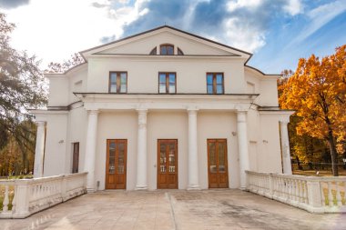 Sonbaharda Moskova 'nın banliyösündeki Ostafievo malikanesinin cephesi. Bina mimari stil klasiğine dayanmaktadır.