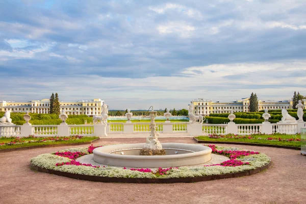 俄罗斯莫斯科Arkhangelskoye庄园 有雕塑和花坛的喷泉 五彩缤纷的夏日景色 图库图片