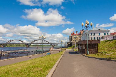 Rybinsk şehri, Volzhskaya seti ve Rybinsky köprüsü. Yaz gününde taşralı Rus kenti