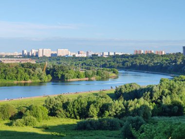 Moskova nehri ve yaz günü Park Kolomenskoye manzarası