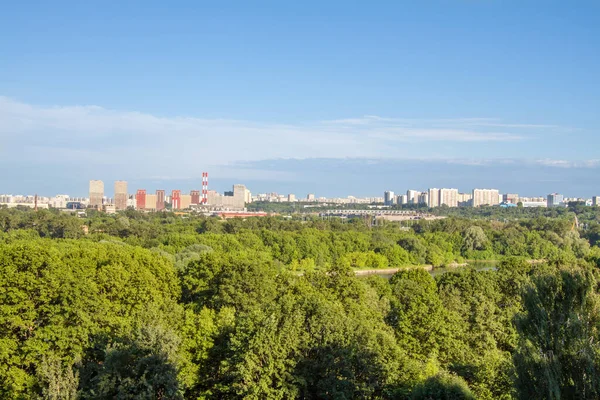 Utsikten Över Bostadsområdet Moskva Sommardagen Från Parken Kolomenskoe Stockbild