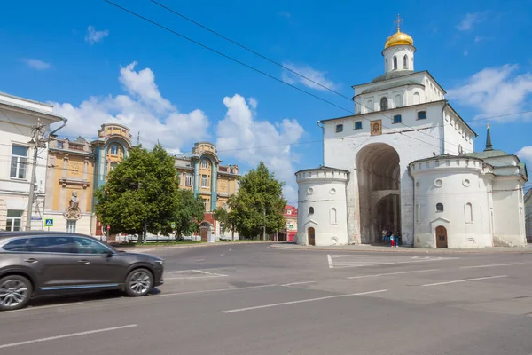 俄罗斯Vladimir Bolshaya Moskovskaya街 Arch Golden Gate和University Building 大楼的题词是 建于1907年6月8日 1908年9月1日开放 免版税图库照片