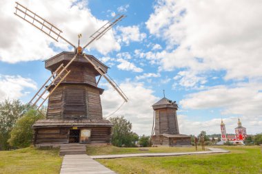 Suzdal, Rusya - 12.06.20: Tahta mimari müzesinde yel değirmenleri, Altın yüzük