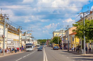 Vladimir şehrinin eski merkezi, Bolshaya Moskovskaya Caddesi yaz günü. Canlı şehir manzarası