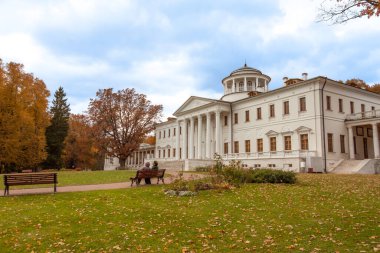 Sonbaharda Moskova 'nın banliyölerindeki Manor Ostafievo' da. Bina mimari stil klasiğine dayanmaktadır.