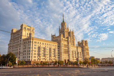 Kotelnicheskaya Embankment Binası, Moskova 'daki yedi Stalinist gökdelenden biri, yaz akşamı şehir manzarası