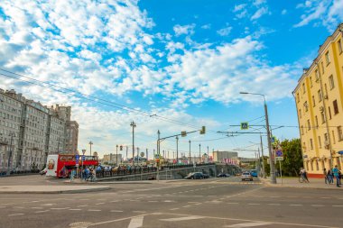 Şehir gününde Moskova 'nın merkezi, Büyük Taş Köprüsü, Serafimovicha Caddesi, Eylül