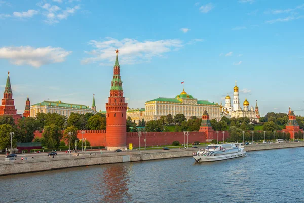 克里姆林宫观点 Moskva河 蒸汽船 俄罗斯莫斯科 免版税图库图片
