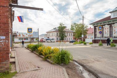 Myshkin şehri, Rusya - 13.07.20: Anan 'inskaya Caddesi. Yaz gününde küçük bir Rus şehri.