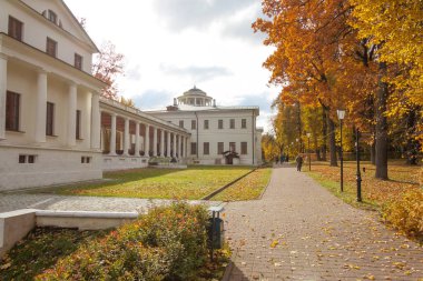 Sonbaharda Moskova 'nın banliyölerindeki Manor Ostafievo' da. Bina mimari stil klasiğine dayanmaktadır.