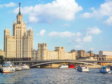 Moskva nehri, Büyük Ust 'insky köprüsü, Kotelnicheskaya seti ve Kotelnicheskaya yüksek binası manzarası, Moskova yazı