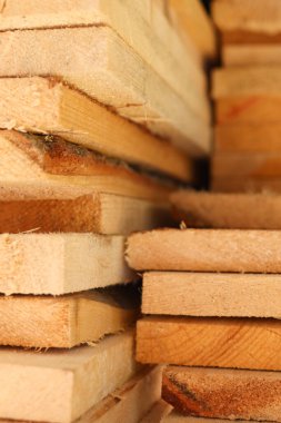 Doğal tahıl dokusuna sahip bir yığın tahta. İnşaat, marangozluk ve marangozluk için hazırlanmış kereste tahtaları. Malzeme kavramları oluşturmak için kırsal kereste arkaplanı. 